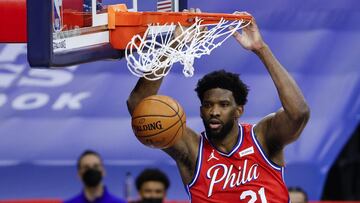 PHILADELPHIA, PENNSYLVANIA - MARCH 03: Joel Embiid #21 of the Philadelphia 76ers dunks during the fourth quarter against the Utah Jazz at Wells Fargo Center on March 03, 2021 in Philadelphia, Pennsylvania. NOTE TO USER: User expressly acknowledges and agrees that, by downloading and or using this photograph, User is consenting to the terms and conditions of the Getty Images License Agreement. (Photo by Tim Nwachukwu/Getty Images)