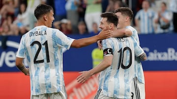 PAMPLONA, 05/06/2022.- El delantero de la selección argentina de fútbol Lionel Messi (c) celebra su cuarto gol durante un partido internacional amistoso entre Argentina y Estonia en el estadio El Sadar, en Pamplona, este domingo. EFE/ Villar López
