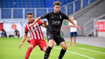 Duisburg (Germany), 17/07/2022.- Bilbao's Alejandro Berenguer Remiro (L) in action against Moenchengladbach's Joe Scally (R) during the pre-season international friendly soccer match between Athletic Bilbao and Borussia Moenchengladbach in Duisburg, Germany, 17 July 2022. (Futbol, Amistoso, Alemania, Rusia) EFE/EPA/SASCHA STEINBACH