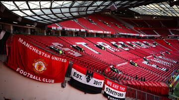 Manchester (United Kingdom), 16/08/2024.- Supporters flags on display in the Stretford End of Old Trafford ahead of the English Premier League match between Manchester United and Fulham in Manchester, Britain, 16 August 2024. (Reino Unido) EFE/EPA/ADAM VAUGHAN EDITORIAL USE ONLY. No use with unauthorized audio, video, data, fixture lists, club/league logos, 'live' services or NFTs. Online in-match use limited to 120 images, no video emulation. No use in betting, games or single club/league/player publications.