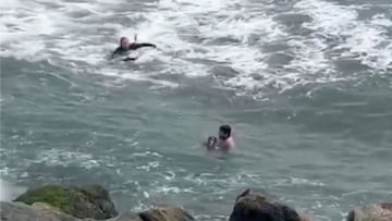 Pierre-Oliver Coutant en La Barre (Anglet, Francia) yendo a por dos niños al lado del rompeolas que se están ahogando por culpa de las fuertes corrientes, el sábado 21 de mayo del 2022.