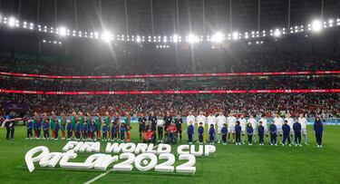 Ambas selecciones posan en el centro del campo durante los respectivos himnos nacionales.