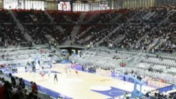 <b>PUESTA DE LARGO. </b>El Madrid debutó en la Caja Mágica ante el Assignia Manresa, que llegó a vencer por 33-37. Buena reacción blanca con más de media entrada en la grada.