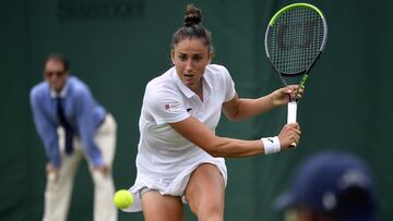 Sara Sorribes devuelve una bola durante su partido ante Angelique Kerber en el torneo de Wimbledon 2021.