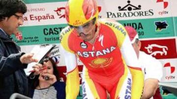 <b>LANZADO. </b>Contador, en la rampa de salida de Ponferrada.