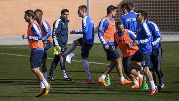 Asier Garitano, siguiendo un entrenamiento del Leganés esta semana.