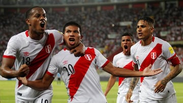 Edison Flores celebra el gol conseguido ante Uruguay y que mantiene vivo el sue&ntilde;o mundialista de Per&uacute;.