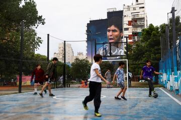 El artista argentino Martín Ron está terminando un gran mural que se ha expuesto en la capital argentina con motivo de lo que sería el 62 cumpleaños de la leyenda el 30 de octubre. 