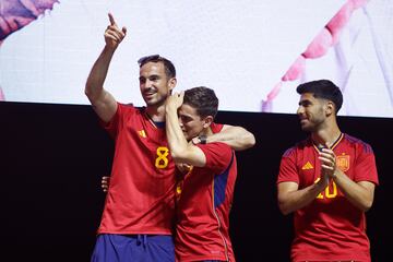 Fabián Ruiz, Gavi y Marco Asensio, durante el acto de celebración por la Nations League.
