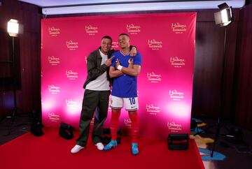 Kylian Mbappé presenta su figura con la equipación de Les Bleus que será llevada al museo Madame Tussauds en Berlín.