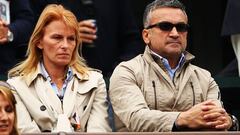 Dijana y Srdjan Djokovic, padres de Novak Djokovic, durante un partido de su hijo en Roland Garros de 2012.