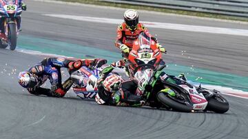 Rea y Razgatlioglu se echan las culpas de la caída en Assen