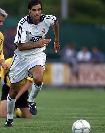 Jugó con el Alavés la temporada 1998-99 y con el Real Madrid la temporada 1997-98.