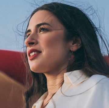 Muchos de estos artistas buscan hacerse un hueco en la industria con el escaparate que supone Eurovisi¨®n. Es el caso de Blanca Paloma, una escen¨®grafo y responsable de vestuario teatral que dio un giro a su carrera subi¨¦ndose a los escenarios. Su tema, 'Secreto del agua', sirve como canci¨®n de la docuserie 'Luc¨ªa la Telara?a', de TVE.