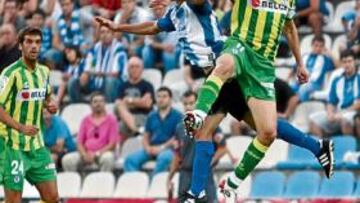 <b>TABLAS. </b>Javier Farinós y Mikel Aranburu disputan un balón aéreo en el centro del campo ante la mirada de Xabi Prieto.