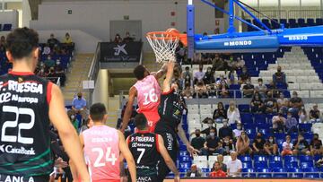 Darel Poirier realiza un tap&oacute;n durante el Palmer Alma Mediterr&agrave;nea Palma-Movistar Estudiantes.