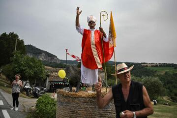 Un espectador vestido con un traje de Papa saluda al pelotón a lo largo de la carretera durante la primera etapa de la 111ª edición de la carrera ciclista Tour de Francia.