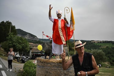 Un espectador vestido con un traje de Papa saluda al pelotón a lo largo de la carretera durante la primera etapa de la 111ª edición de la carrera ciclista Tour de Francia.