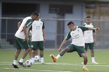 Jugadores de México durante un entrenamiento previo al juego contra Surinam.