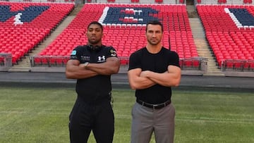 Anthony Joshua y Wladimir Klitschko posan en Wembley, donde se medir&aacute;n este s&aacute;bado por el t&iacute;tulo mundial de los pesos pesados.