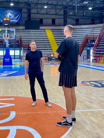 Pedro Llompart, con Tomislav Zubcic, jugador del Napoli Basket.