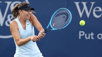 Maria Sharapova devuelve una bola ante Alison Riske en su partido de primera ronda Western and Southern Open de Cincinnati en el Lindner Family Tennis Center de Mason, Ohio.