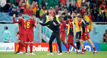 Luis Enrique da instrucciones a Koke durante el partido ante Costa Rica en la fase de grupos del Mundial de Qatar 2022.