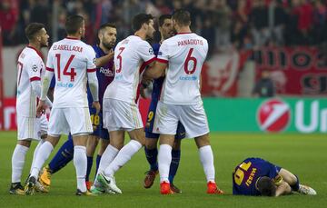 Luis Suárez recriminó a Panagiotis Tachtsidis la dura entrada que hizo a Messi.