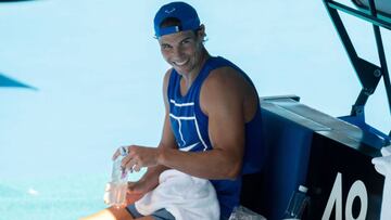 Rafa Nadal sonr&iacute;e durante un descanso en un entrenamiento para el Open de Australia.