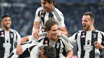 Turin (Italy), 17/09/2024.- Juventus' Kenan Yldiz (C) celebrates with his teammates after scoring the 1-0 goal during the UEFA Champions League soccer match between Juventus FC and PSV Eindhoven, in Turin, Italy, 17 September 2024. (Liga de Campeones, Italia) EFE/EPA/ALESSANDRO DI MARCO