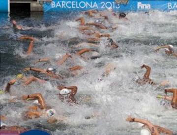 Las nadadoras durante un momento de la prueba de aguas abiertas de 10 km.