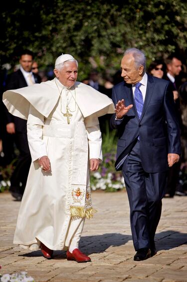 Benedicto XVI y Shimon Peres, político, parlamentario, estadista, escritor y poeta israelí.