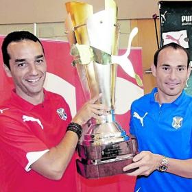 Claudio da a conocer su proyecto ante el Tenerife