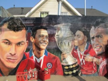 José Luis Madrid, artista de la comuna de Quilicura, decidió inmortalizar la imagen de Gary Medel, Alexis Sánchez, Eduardo Vargas y Arturo Vidal en un mural como un homenaje al logro de la Copa América conseguida hace meses.