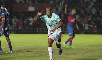 Diego Vera es un centrodelantero uruguayo de 34 años. Debutó en Bellavista y tiene pasos por Nacional, Estudiantes de la Plata, Independiente de Avellaneda, incluso por el fútbol chino (NC Bayi Hengyuan). Su último club fue Tigre y su valoración es de 570 mil dólares.