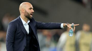 Claudio Giráldez da instrucciones durante el partido contra el Stuttgart.