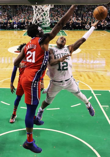 Terry Rozier frente a Joel Embiid.