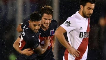 Ignacio Scocco se lamenta en el gol anotado por Tigre.