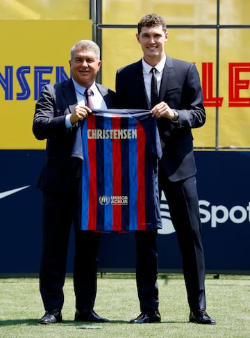 Andreas Christensen con Joan Laporta durante la presentación. 