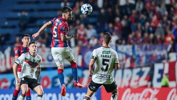 Futbol, San Lorenzo vs Palestino.
Fase de grupos, Copa Sudamericana 2023.
El jugador de San Lorenzo Jalil Elias, centro, disputa el balon contra Agustin Farias de Palestino durante el partido del grupo H de la Copa Sudamericana realizado en el estadio Nuevo Gasometro de Buenos Aires, Argentina.
08/06/2023
Fotobaires/Photosport
Football, San Lorenzo vs Palestino.
2023 Copa Sudamericana Championship.
San LorenzoÕs player Jalil Elias, center , vies the ball against Agustin Farias of Palestino during the group H match of the Copa Sudamericana Championship at the Nuevo Gasometro stadium in Buenos Aires, Argentina.
08/06/2023
Fotobaires/Photosport