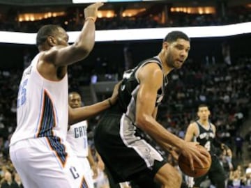 Duelo entre Tim Duncan (San Antonio Spurs) y Al Jefferson (Charlotte Bobcats).