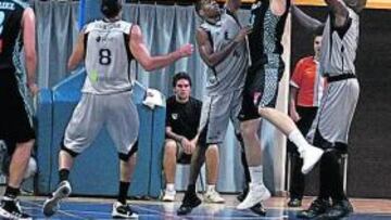 <b>DEFENSA VASCA. </b>Warren y Moiso intentan frenar a Clark.