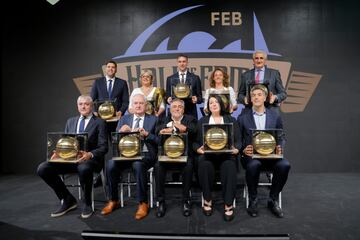 Foto de familia de los galardonados en la tercera edición del Hall of Fame del baloncesto español.