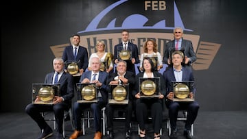 Foto de familia de los galardonados en la tercera edición del Hall of Fame del baloncesto español.