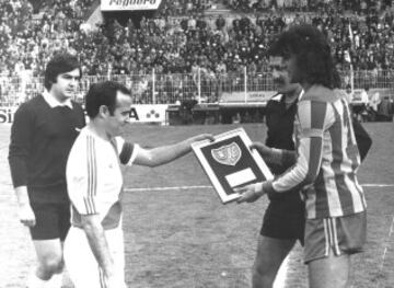 El capitán del Rayo Vallecano Felines le entrega una placa a Kempes antes del encuentro contra el Valencia el 11 de diciembre de 1977. El Valencia cayó por 3 goles a 0. 
