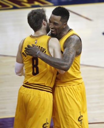 Matthew Dellavedova y J.R. Smith.