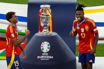 El trofeo de la Eurocopa, testigo del buen ambiente, risas y bromas, entre  Lamine Yamal y Nico Williams, mejor jugador joven del torneo y MVP del partido respectivamente.