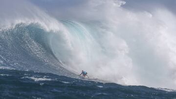 Grant 'Twiggy' Baker surfeando en el evento de olas grandes de surf en Jaws (Pe'ahi, Maui, Hawái).