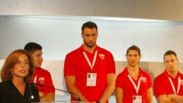 Ana Botella (izda.) junto a los 20 atletas seleccionados.