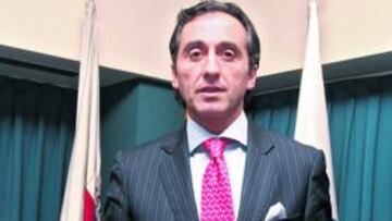 Manel Estiarte, con su libro.